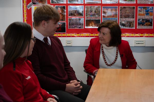 1,500 yn fwy o bobl ifanc 16 i 18 oed i gael cymorth ariannol