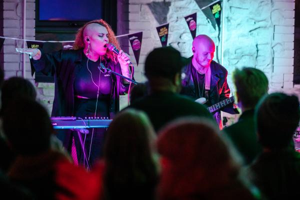 Ap newydd yn rhoi cerddoriaeth Gymraeg fyw yn dy boced