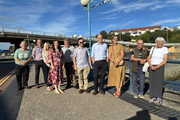 Gweinidog Cabinet dros Wydnwch Gwledig a Chynaliadwyedd, Llyr Gruffydd, gyda phreswylwyr Aberdaugleddau sydd wedi cael eu heffeithio gan lifogydd