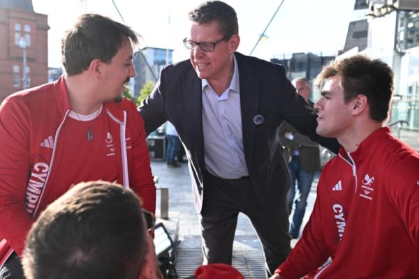 Chwaraewyr gyda'r Prif Weinidog Rhun ap Iorwerth