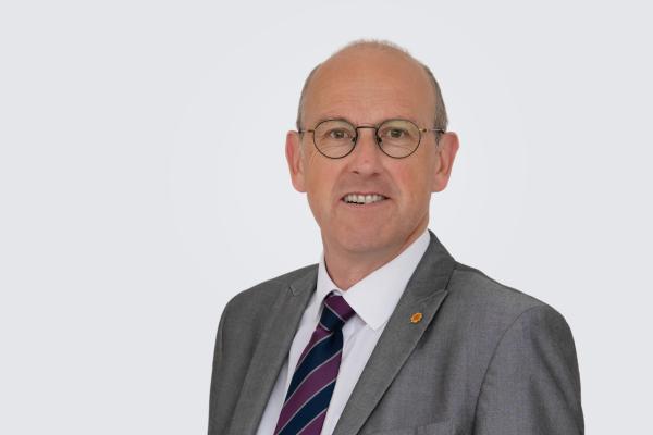 Llyr Gruffydd, y Gweinidog Cabinet dros Wydnwch Gwledig a Chynaliadwyedd
