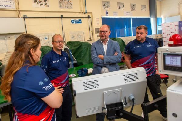•	Ymwelodd y Dirprwy Weinidog dros Sgiliau ac Addysg Drydyddol â’r gwersyll hyfforddi i weld y prentisiaid ar waith ac i hyrwyddo’r cyfleoedd y mae prentisiaethau yn eu cynnig i bobl ledled Cymru.