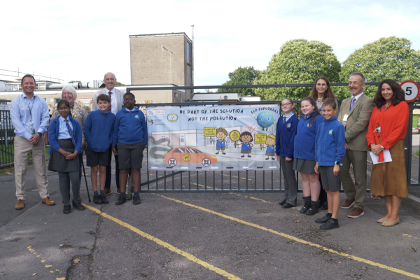Y Gweinidog Cabinet dros Wydnwch Gwledig a Chynaliadwyedd yn ymweld ag Ysgol Gynradd Maerun yng Nghasnewydd.