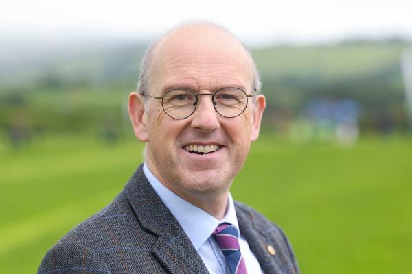 Llyr Gruffydd, y Gweinidog Cabinet dros Wydnwch Gwledig a Chynaliadwyedd