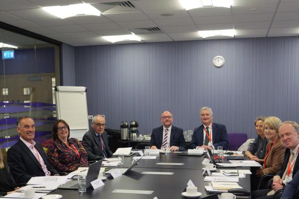 Panel yn cyfarfod am y tro cyntaf i edrych ar ddyfodol addysg uwch yng Nghymru