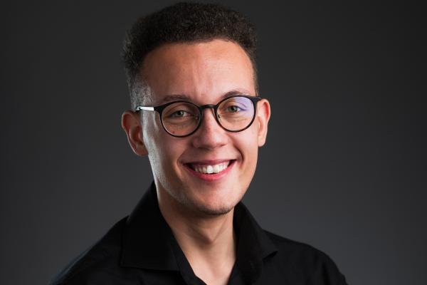 Llun o Nkosi Yearwood, Cadeirydd Pwyllgor Optometrig Cymru